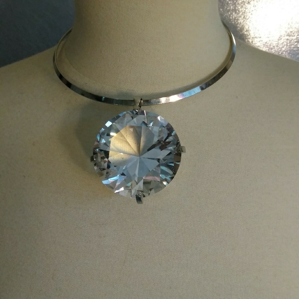 GORGEOUS CRYSTAL CELEBRITY STYLE NECKLACE